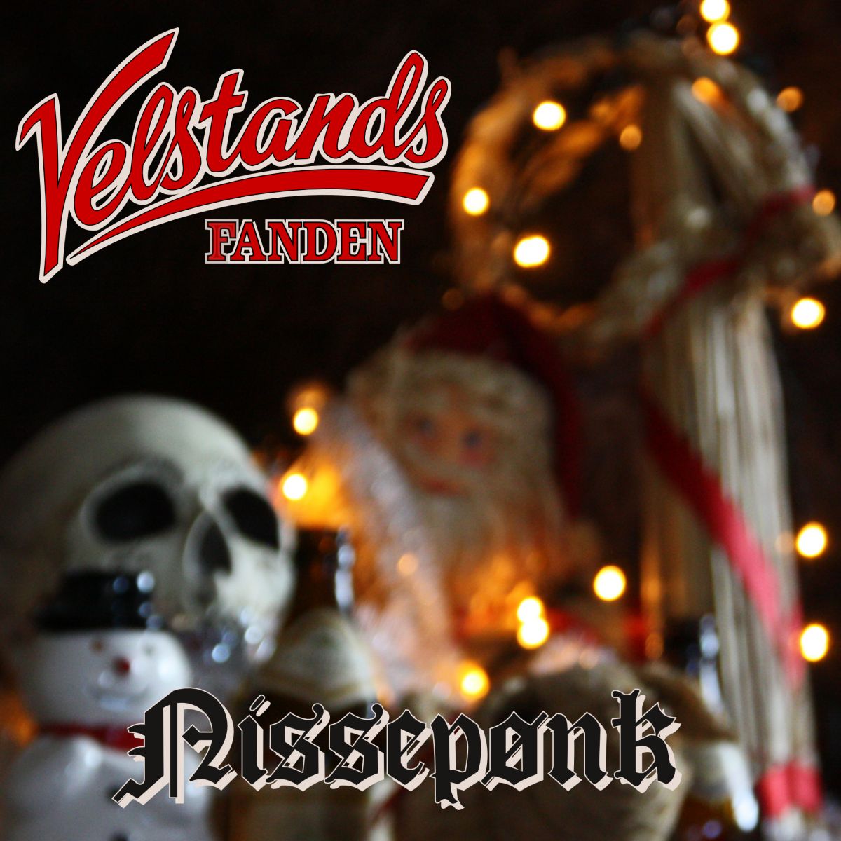 Juledekorasjoner (stråbukk, nisse, hodeskalle og snømann) i bakgrunnen, med Velstandsfanden logo og "Nissepønk" i gotisk skrift i forgrunnen.