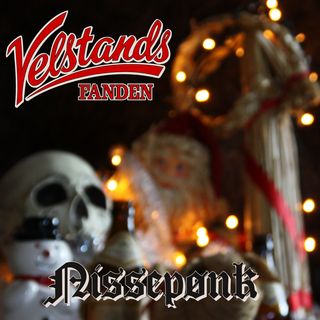 Juledekorasjoner (stråbukk, nisse, hodeskalle og snømann) i bakgrunnen, med Velstandsfanden logo og "Nissepønk" i gotisk skrift i forgrunnen.